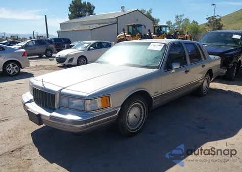 1990 Lincoln Town Car Signature z USA, uszkodzony, nr VIN 1LNLM82F2LY652380